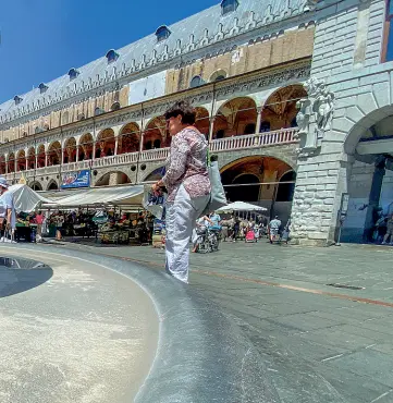  ?? (foto Bergamasch­i) ?? Meno sprechi Padova è stata la prima città del Veneto a chiudere i rubinetti dei getti d’acqua ornamental­i. Sopra, la fontana di piazza delle Erbe, davanti al Palazzo della Ragione, come appariva ieri: totalmente asciutta. Il sindaco Sergio Giordani venerdì ha firmato un’ordinanza che limita gli sprechi d’acqua