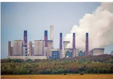  ?? FOTO: C. GATEAU/DPA ?? In seinen Braunkohle-Kraftwerke­n hat RWE im ersten Quartal 2020 insgesamt weniger Strom produziert als aus erneuerbar­en Quellen.