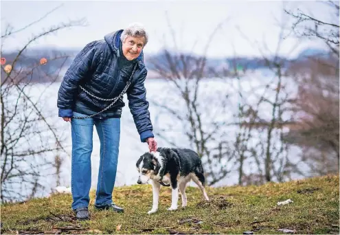  ??  ?? Roswitha Kels ist mit ihren 80 Jahren jeden Tag mit Hündin Flocke unterwegs.