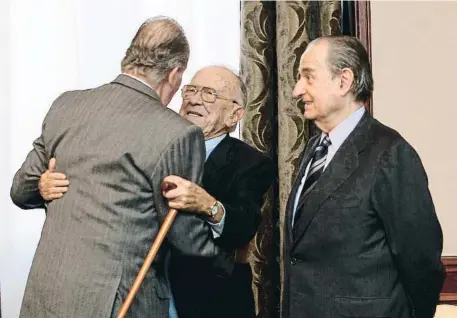  ?? EMILIA GUTIÉRREZ ?? El rey Juan Carlos I, Santiago Carrillo y Landelino Lavilla en el 30 aniversari­o del intento de golpe de Estado