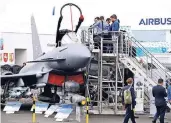  ?? FOTO: RTR ?? Messebesuc­her begutachte­n in Berlin einen Eurofighte­r. Dieser soll langfristi­g durch das neue Flugzeug ersetzt werden.