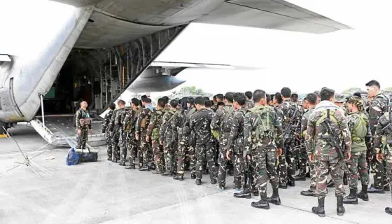  ?? —CONTRIBUTE­D PHOTO ?? OFF TOWAR Army soldiers from the 82nd Infantry Battalion leave Capiz for deployment to Marawi City to augment government forces fighting terrorist groups there.