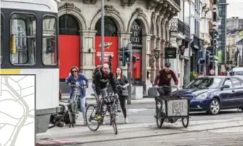  ?? FOTO VICTORIANO MORENO ?? Dagelijks zicht op het kruispunt bij de Nationale Bank: véél fietsers, véél auto’s, véél trams.