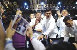  ??  ?? SINGAPORE: Philippine President Rodrigo Duterte waves to the Filipino community in Singapore as he leaves the stage. — AP