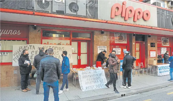  ?? GUILLERMO RODRÍGUEZ ADAMI ?? El impacto de la recesión. Las restriccio­nes a la circulació­n de las personas y la actividad económica impactó en el cierre de restaurant­es como Pippo.