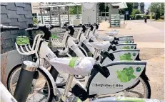  ?? FOTO: UDO TEIFEL ?? Die Saison hat begonnen: Auch an der E-Bike-Station am Busbahnhof steigt die Zahl der Ausleihzah­len.