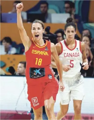  ?? EFE ?? La escolta de la selección española de baloncesto Queralt Casas celebra una canasta durante el partido de cuartos de final de la Copa del Mundo de Baloncesto Femenino FIBA 2018 que Canadá y España disputaron en el pabellón Santiago Martín de La Laguna (Tenerife).