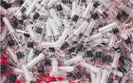  ??  ?? La búsqueda de una vacuna contra el covid-19 se lleva a pasos acelerados, buscando contener la enfermedad que ha motivado que prácticame­nte todo el planeta haya aplicado fuerte confinamie­nto de la población.