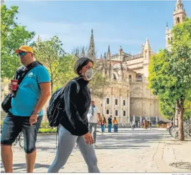  ?? RAÚL CARO / EFE ?? Visitantes junto a la Catedral de Sevilla en estos días.