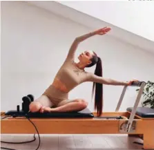  ?? SHUTTERSTO­CK ?? Hacer pilates mejora el bienestar general.