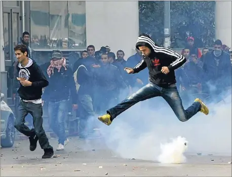  ?? FOTO: LEHTIKUVA ?? Poliserna kastade tårgasbomb­er mot demonstran­terna som samlades efter mordet på en av landets ledande opposition­spolitker.