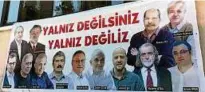  ??  ?? Ein Plakat in Istanbul zeigt die inhaftiert­en „Cumhuriyet“-Mitarbeite­r. Darauf steht: „Ihr seid nicht allein. Wir sind nicht allein.“
Foto: dpa/PA