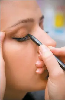  ?? Tribune News ?? Make-up artist Natasha Denona applies eyes make-up on a model during a beauty event.