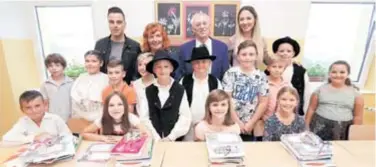  ?? PD ?? Župan Kožić i pjevač Ivan Zak iznenadili su učenike obnovljene Područne škole Desinec