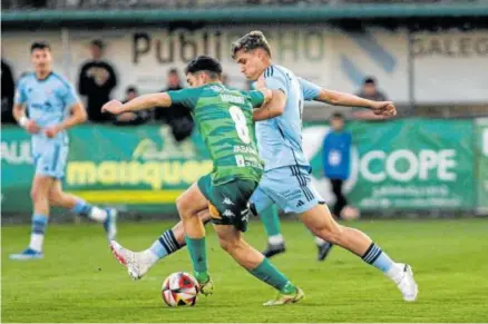  ?? Fotos: Osasuna ?? David Rabadán trata de robar el esférico al local Marino.