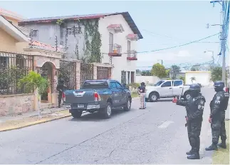  ??  ?? CATEOS. En la colonia El Toronjal y barrio la Isla, de La Ceiba, así como en Tocoa, los agentes allanaron las casas en busca de los prófugos.