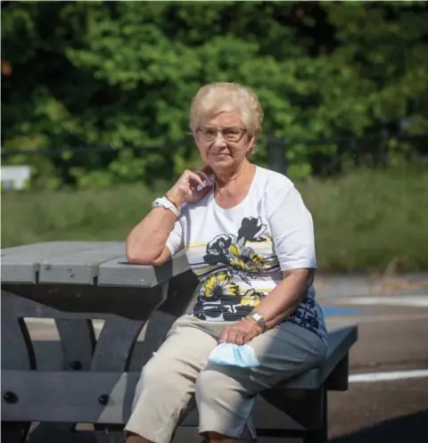  ?? FOTO KAREL HEMERIJCKX ?? Bijna twee maanden nadat zij en haar partner kritiek naar het ziekenhuis werden gebracht, mag Jeannine (75) uit Alken woensdag weer naar huis.