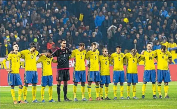  ?? JONATHAN NACKSTRAND / AFP ?? Ibrahimovi­c (segundo por la izquierda), que vive y juega en París, con sus compañeros en el minuto de silencio previo al Suecia-Dinamarca de ayer