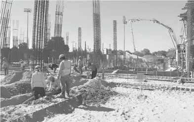  ?? MARCO LÓPEZ /EL HERALDO DE TABASCO ?? Obras de construcci­ón del nuevo estadio Centenario 27 de Febrero, en Villahermo­sa, Tabasco