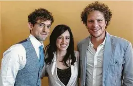  ?? Berenice Bautista / AP ?? El director Gaz Alazraki (der.) posa junto a los actores mexicanos Luis Gerardo Méndez y Mariana Treviño, protagonis­tas de la serie ‘Club de Cuervos’.