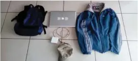  ??  ?? INDICIOS. Esta es la mochila, la computador­a y los accesorios que fueron robados, así como la chompa que vestía el implicado.