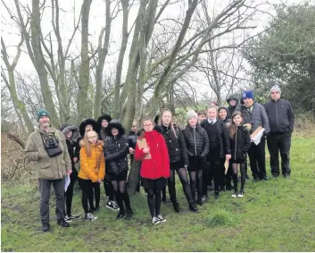  ??  ?? High flyers Cathkin High’s S1 pupils went birdwatchi­ng with biology teacher Alec Smith, left