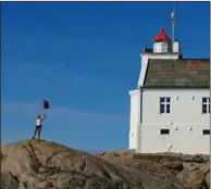  ?? FOTO: TOM-JOHNNY KAROLIUSSE­N ?? Henriette M. Skjaevelan­d vinket med flagg ved Katland fyr for å markere fyrvokter Tønnessens Maud-forbindels­e.