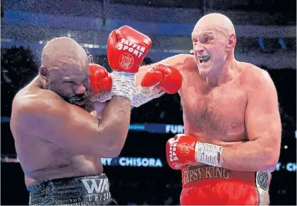  ?? REUTERS ?? Durísimo. La derecha de Tyson Fury llega plena en el rostro de Derek Chisora en Londres.