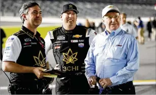  ?? JOHN RAOUX/AP ?? Kyle Busch (center), with crew chief Randall Burnett and car owner Richard Childress, says of the Daytona 500: “It’s the Super Bowl of our sport, and it’s hard to accomplish this one.”