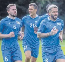  ?? FOTO: IMAGO ?? Maurizio Scioscia (l.) war auch beim VDV-Trainingsc­amp vereinslos­er Fußballer, doch letztlich wurde es nichts mit der Fortsetzun­g der Profikarri­ere.