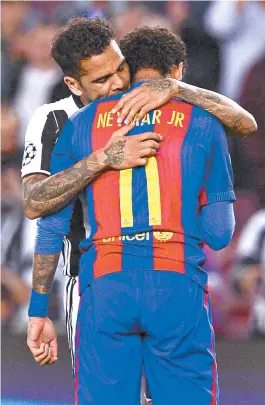  ??  ?? Neymar deixa o campo chorando e é consolado pelo baiano Daniel Alves