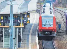  ?? ARCHIVFOTO: ROLAND RASEMANN ?? Am Ravensburg­er Bahnhof werden von Montag an vier Weichen erneuert.