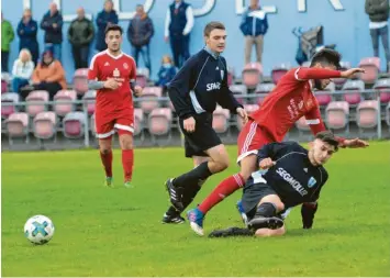  ?? Foto: Peter Kleist ?? In dieser Szene stoppt Friedbergs Burak Erdin den Meringer Ferdinand Fuchs, daneben beobachtet Martin Schwarz die Szene. Der MSV II setzte sich aber in Friedberg mit 2:1 durch.