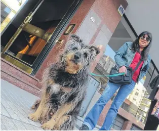  ?? FACEBOOK Y EMMANUEL BRIANE-LA NUEVA. ?? "Cachi" y Mónica Díaz, paseando. Ella solía decir que el perro "la había adoptado a ella".