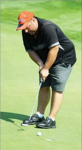  ?? DAVID CROMPTON/Penticton Herald ?? Robert Dekock of Penticton drains a short par putt during the first round of the Jackson Triggs Penticton Open tournament Thursday at the Penticton Golf and Country Club. The 54-hole tourney continues today and wraps up Saturday.