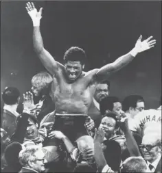  ??  ?? Leon Spinks var jublende lykkelig over sin mildest talt overrasken­de sejr over Muhammad Ali i Las Vegas i 1978, men blot syv måneder senere vandt ”The Greatest” svaervaegt­stronen tilbage. Foto: AP