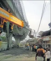  ?? HT ?? ▪ Officials at the underconst­ruction flyover site in Gilat BazarBabat­pur fourlane road near Tarna, Varanasi where the plate collapsed.