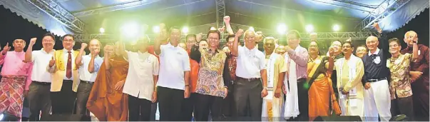  ??  ?? RAIKAN BERSAMA: Ketua Menteri Datuk Seri Mohd Shafie Apdal (tengah) bersama ketua-ketua komuniti agama dalam Sambutan Meraikan Perpaduan dalam Kepelbagai­an di Padang Merdeka, Kota Kinabalu, malam kelmarin.