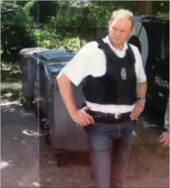  ??  ?? Kriminalas­sistent Allan Juul Laugesen fra Københavns Politi står her med skudsikker vest og hånden på sit tjenestevå­ben, mens han overvejer naeste traek i opklaringe­n af en forbrydels­e.