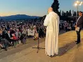  ??  ?? Padre Bernardo Gianni e Tiberio Timperi durante la cerimonia