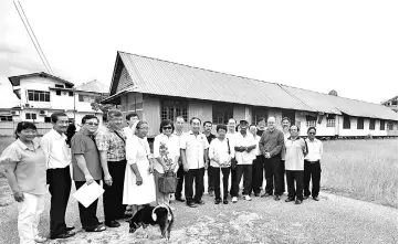  ??  ?? Wong (seventh left), Janet (sixth left), Maria (eight left), Aloysius (ninth left) and other St Mary’s Church committee members inspecting the empty piece of land next to the wooden building of St Mary’s Primary School (background).