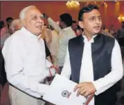  ?? SUBHANKAR CHAKRABORT­Y/HT PHOTO ?? ▪ Former union cabinet minister Kapil Sibal along with Samajwadi Party chief Akhilesh Yadav at the Future of Democracy conference in Lucknow on Saturday.