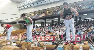  ?? FOTO: LUIS M. UNCITI ?? A la izquierda, Vicente celebra su triunfo nada más acabar la labor. A la derecha, junto al dimoztarra Atutxa II, que vendió cara su derrota. Abajo, ambos aizkolaris en acción junto a Larrañaga