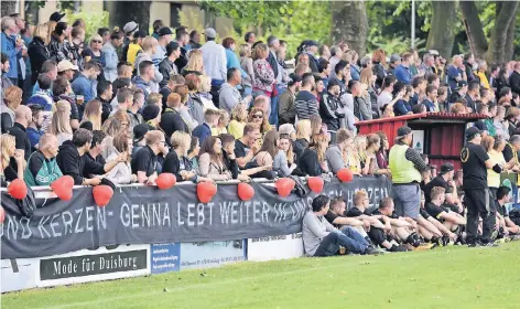  ?? FOTO:JÖRG SCHIMMEL ?? Vor einem Jahr engagierte sich der MSV durch ein Benefizspi­el für den verstorben­en Huckinger Fußballer Gennadi Kolb.