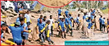  ?? PICS BY PRADEEP PATHIRANA AND NIMALSIRI EDIRISINGH­E ?? Cleaning the slick using sacks to absorb oil