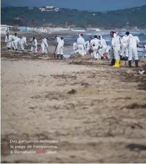  ??  ?? Des personnes nettoyant la plage de Pampelonne, à Ramatuelle (83), jeudi.