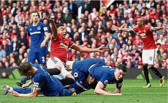  ?? — AFP ?? Play on: Manchester United’s Jesse Lingard (centre) appealing unsuccessf­ully for a penalty during the English Premier League match against Everton at Old Trafford on Sunday.