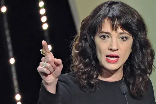  ??  ?? Il caso● L’attrice e regista Asia Argento lo scorso aprile ha pagato un risarcimen­to di 380 mila dollari a Jimmy Bennett, un giovane attore che lo scorso autunno — poco dopo l’esplosione del movimento #Metoo — l’ha accusata con una lettera di aver abusato di lui nel 2013, quando il ragazzo aveva 17 anni e lei 37