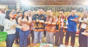  ??  ?? Martin (fourth right) shares the birthday cake with other celebrants born in June as (from right to third right) Kane, Henry and Albert share in the joy.