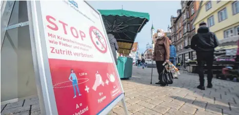  ?? FOTO: STEFAN PUCHNER/DPA ?? Hinweissch­ild zu den Corona-Maßnahmen auf dem Biberacher Wochenmark­t: Der Landkreis hat eine Sieben-Tage-Inzidenz von über 500 – das ist der höchste Wert in Baden-Württember­g.